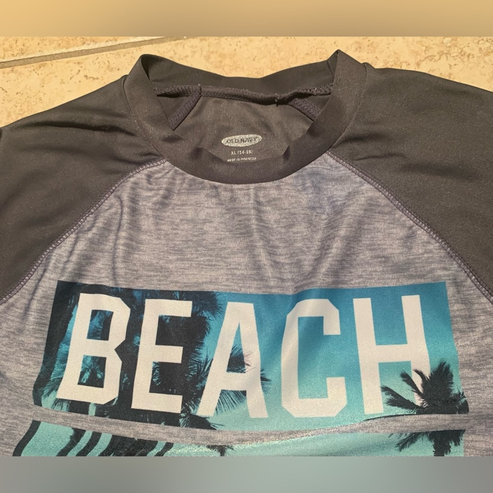 Old Navy Graphic Raglan-Sleeve Rashguard - Picture 3 of 8